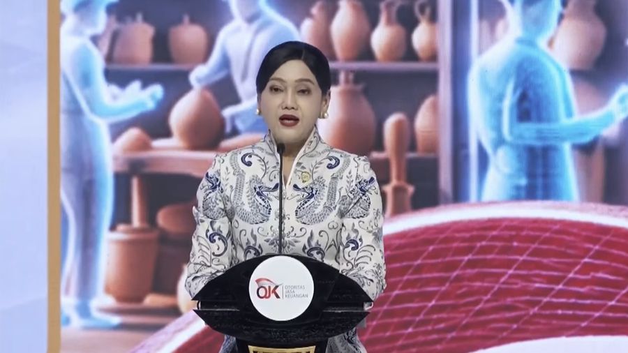 Ketua Dewan Komisioner Otoritas Jasa Keuangan (OJK) Friderica Widyasari Dewi memberi laporan kepada Presiden dalam Rakornas TPAKD Tahun 2026, Jakarta, 22 Oktober 2026.