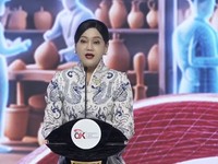 Ketua Dewan Komisioner Otoritas Jasa Keuangan (OJK) Friderica Widyasari Dewi memberi laporan kepada Presiden dalam Rakornas TPAKD Tahun 2026, Jakarta, 22 Oktober 2026.