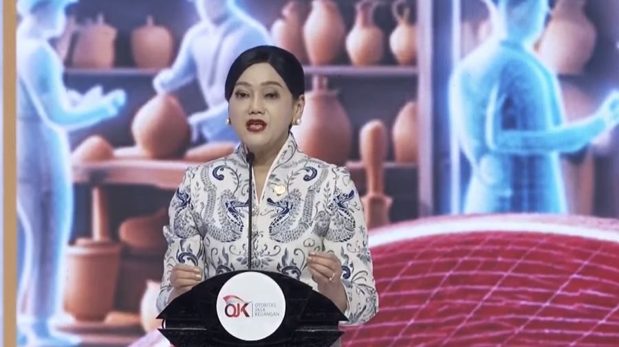 Ketua Dewan Komisioner Otoritas Jasa Keuangan (OJK) Friderica Widyasari Dewi memberi laporan kepada Presiden dalam Rakornas TPAKD Tahun 2026, Jakarta, 22 Oktober 2026.