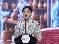 Ketua Dewan Komisioner Otoritas Jasa Keuangan (OJK) Friderica Widyasari Dewi memberi laporan kepada Presiden dalam Rakornas TPAKD Tahun 2026, Jakarta, 22 Oktober 2026.