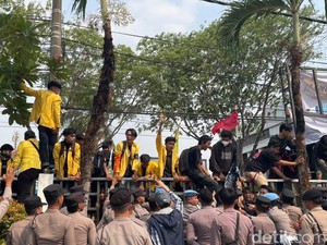 Aksi Dorong-dorongan di Depan DPRD Kalsel, Pagar Roboh