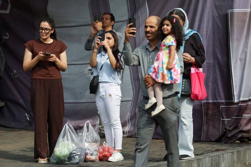 Iran membuat sindiran atau olok-olok terbaru terhadap Presiden Amerika Serikat (AS) Donald Trump, Rabu (21/10/2026). Iran membuat sosok tiruan Trump berada di balik jeruji besi yang dibuat di atas papan reklame. (via REUTERS/Majid Asgaripour)