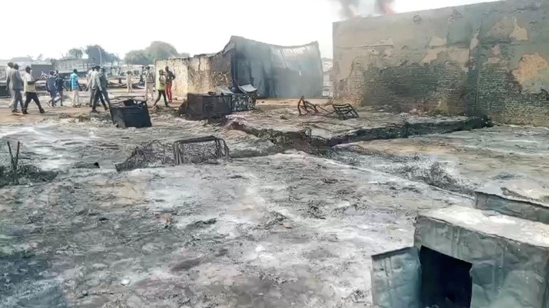 Para pejabat pemerintah daerah mengunjungi sebuah pasar setelah adanya laporan serangan pesawat nirawak (drone) di wilayah yang disebut sebagai kawasan Abyei, di sepanjang perbatasan antara Sudan Selatan dan Sudan, pada 20 Oktober 2026; gambar ini diambil dari cuplikan video yang dirilis untuk umum.