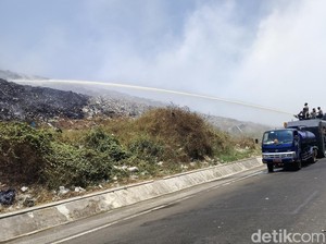 Kebakaran TPA Supiturang Capai 8 Hektare, Ini Kendala Pemadamannya