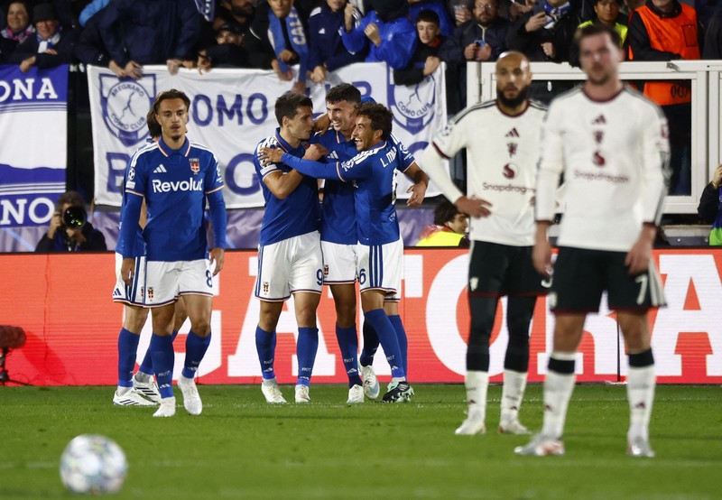 Pemain Manchester United Carlos Baleba nampak kecewa setelah pemain Como, Nico Paz, mencetak gol ketiga dalam laga Liga Champions di Stadion Giuseppe Sinigaglia, Como, Italia, Rabu (21/10/2026). (REUTERS/Alessandro Garofalo)