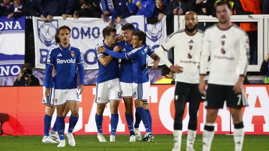 Pemain Como, Jacobo Ramon, merayakan gol keempat timnya bersama rekan-rekan setimnya dalam laga Liga Champions melawan Manchester United di Stadion Giuseppe Sinigaglia, Como, Italia, Rabu (21/10/2026).