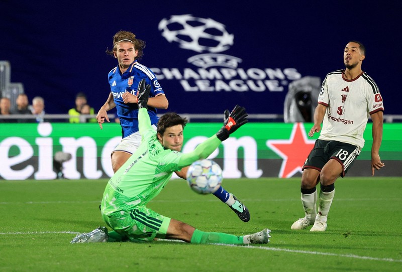 Pemain Manchester United Carlos Baleba nampak kecewa setelah pemain Como, Nico Paz, mencetak gol ketiga dalam laga Liga Champions di Stadion Giuseppe Sinigaglia, Como, Italia, Rabu (21/10/2026). (REUTERS/Alessandro Garofalo)