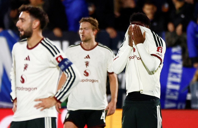 Pemain Manchester United Carlos Baleba nampak kecewa setelah pemain Como, Nico Paz, mencetak gol ketiga dalam laga Liga Champions di Stadion Giuseppe Sinigaglia, Como, Italia, Rabu (21/10/2026). (REUTERS/Alessandro Garofalo)