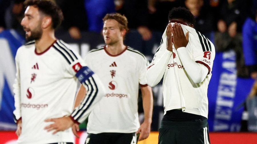 Pemain Manchester United Carlos Baleba nampak kecewa setelah pemain Como, Nico Paz, mencetak gol ketiga dalam laga Liga Champions di Stadion Giuseppe Sinigaglia, Como, Italia, Rabu (21/10/2026). (REUTERS/Alessandro Garofalo)