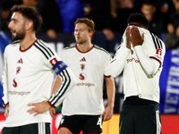 Pemain Manchester United Carlos Baleba nampak kecewa setelah pemain Como, Nico Paz, mencetak gol ketiga dalam laga Liga Champions di Stadion Giuseppe Sinigaglia, Como, Italia, Rabu (21/10/2026). (REUTERS/Alessandro Garofalo)