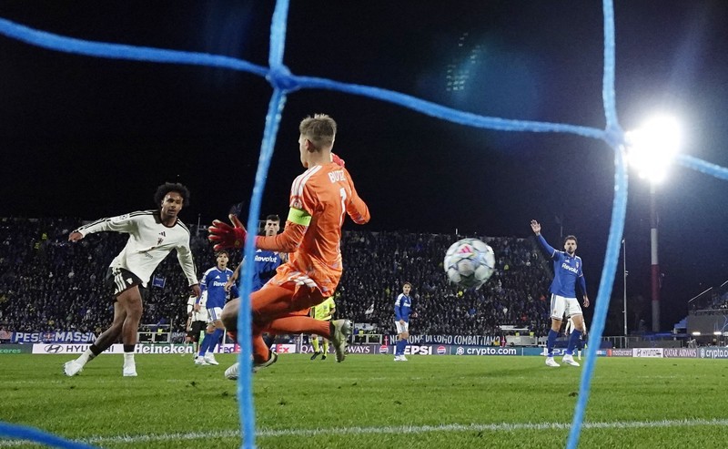 Pemain Manchester United Carlos Baleba nampak kecewa setelah pemain Como, Nico Paz, mencetak gol ketiga dalam laga Liga Champions di Stadion Giuseppe Sinigaglia, Como, Italia, Rabu (21/10/2026). (REUTERS/Alessandro Garofalo)