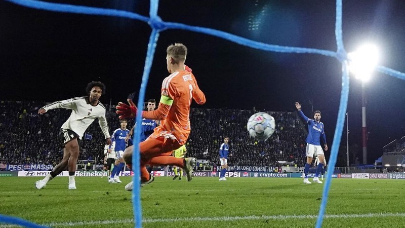Pemain Manchester United, Joshua Zirkzee, mencetak gol pertama timnya melewati kiper Como, Jean Butez, dalam laga Liga Champions di Stadion Giuseppe Sinigaglia, Como, Italia, Rabu (21/10/2026).