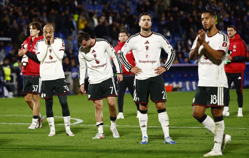 Pemain Manchester United Carlos Baleba nampak kecewa setelah pemain Como, Nico Paz, mencetak gol ketiga dalam laga Liga Champions di Stadion Giuseppe Sinigaglia, Como, Italia, Rabu (21/10/2026). (REUTERS/Alessandro Garofalo)
