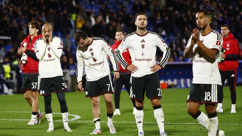 Pemain Manchester United, Mason Mount, Noussair Mazraoui, dan Diogo Dalot nampak kecewa setelah pertandingan Liga Champions melawan Como di Stadion Giuseppe Sinigaglia, Como, Italia, Rabu (21/10/2026).