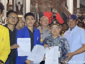Mahasiswa Kecewa Gubernur Kalsel Tak Temui Massa, Ancam Aksi Lebih Besar