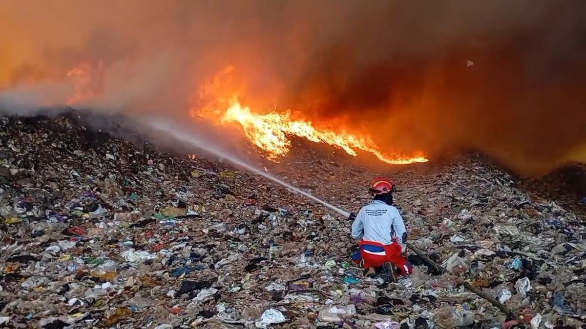 3 Hari Kebakaran TPA Supiturang Malang, BNPB Kerahkan Heli Water Bombing — NadiKabar.com