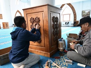 Bangga! Pengukir Jepara Restorasi Ornamen Kayu Masjid Sarajevo