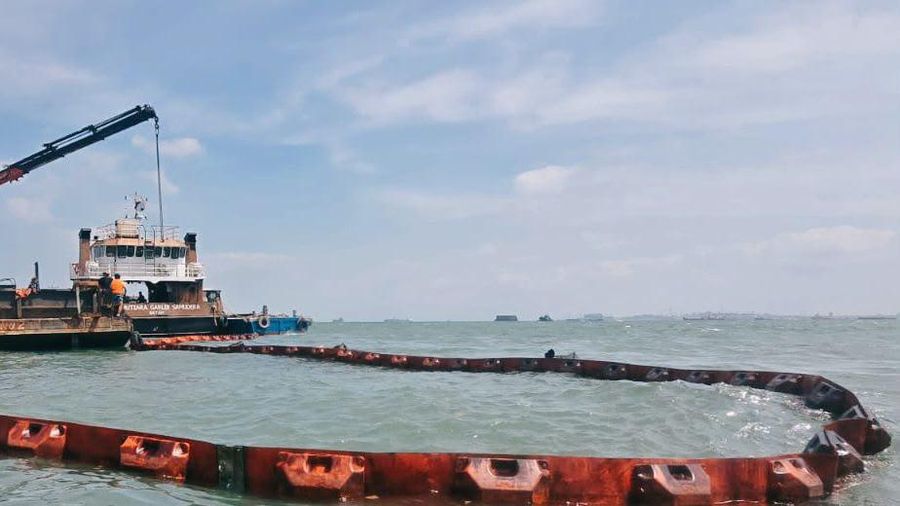 Pertamina kerahkan oil boom bantu KMP Batumandi