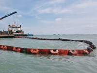 Pertamina kerahkan oil boom bantu KMP Batumandi