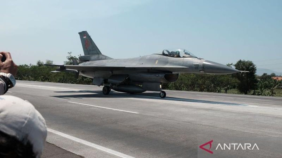 Momen Pesawat Super Tucano dan 2 Jet Tempur F-16 Mendarat di Tol Paspro — NadiKabar.com