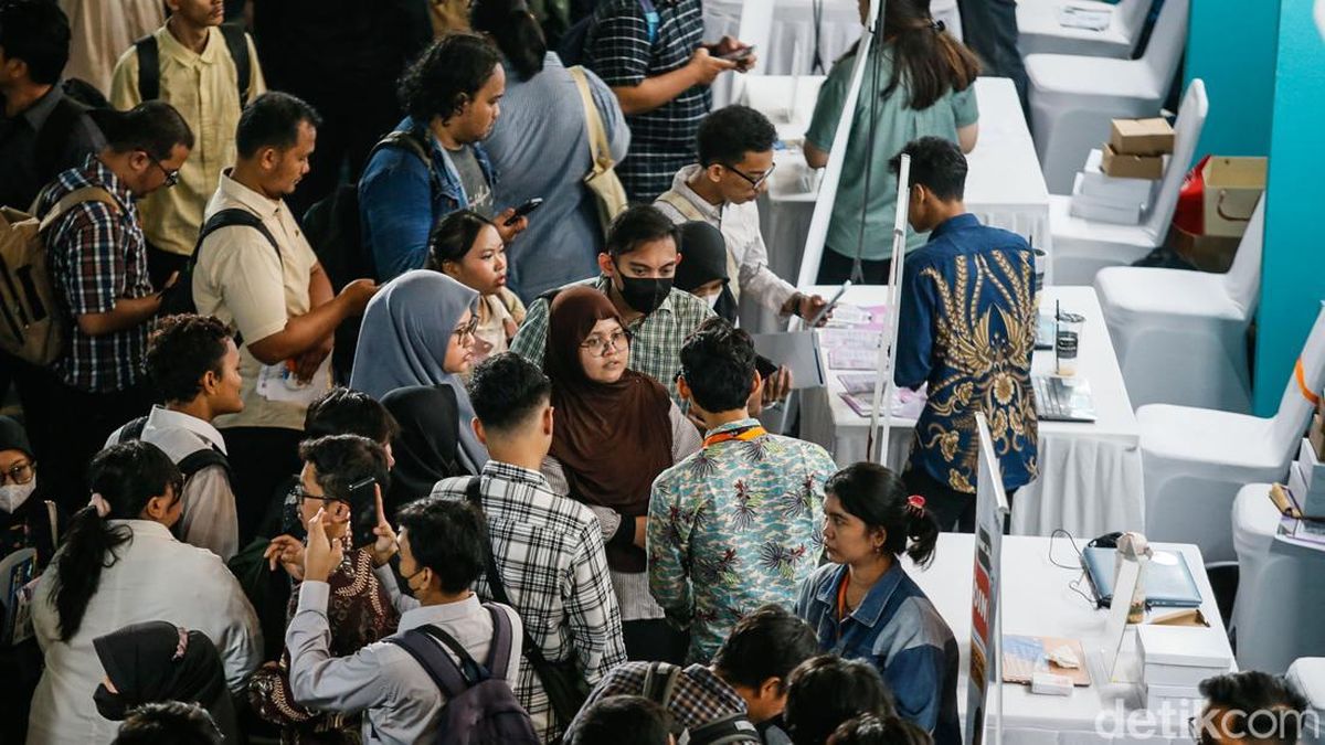 Potret Padatnya Pencari Kerja di Tengah Badai PHK — NadiKabar.com