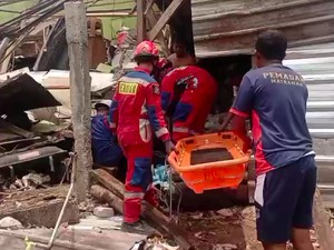 Kios Bakso di Ciracas Ambruk Timpa Pemilik, Korban Terjepit Reruntuhan