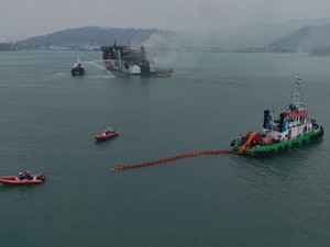 Pertamina Pasang Oil Boom di Sekitar Kapal Batumandi