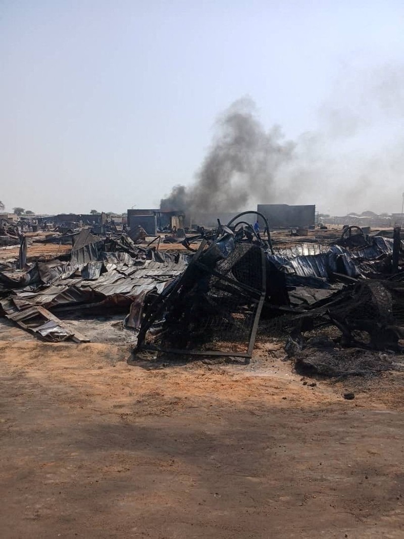 Reruntuhan sisa kebakaran di pasar Alneam akibat serangan pesawat nirawak (drone) di sebuah pasar di wilayah sengketa Abyei, yang terletak di sepanjang perbatasan antara Sudan Selatan dan Sudan, 20 Oktober 2026. (Obtained by Reuters/Handout via REUTERS)