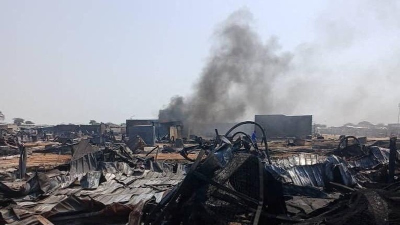 Reruntuhan sisa kebakaran di pasar Alneam akibat serangan pesawat nirawak (drone) di sebuah pasar di wilayah sengketa Abyei, yang terletak di sepanjang perbatasan antara Sudan Selatan dan Sudan, 20 Oktober 2026. (Obtained by Reuters/Handout via REUTE