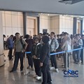 Sejumlah pencari kerja (pencaker) berbaris antre saat memasuki bursa lowongan kerja (job fair) melalui Jakarta & Tenaga Kerja Mandiri (TKM) di Hall Smesco, Jakarta, Kamis (22/10/2026). (CNBC Indonesia/Chandra Dwi Pranata)