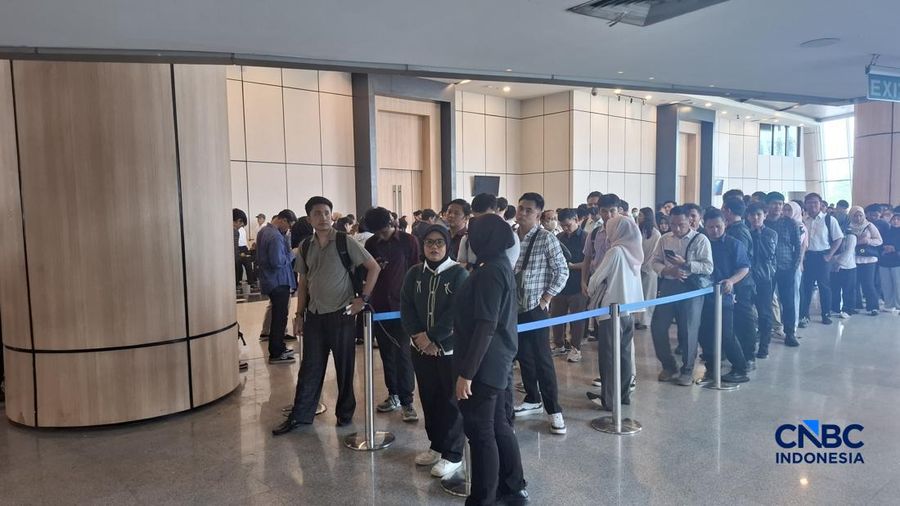 Sejumlah pencari kerja (pencaker) berbaris antre saat memasuki bursa lowongan kerja (job fair) melalui Jakarta & Tenaga Kerja Mandiri (TKM) di Hall Smesco, Jakarta, Kamis (22/10/2026). (CNBC Indonesia/Chandra Dwi Pranata)