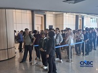 Sejumlah pencari kerja (pencaker) berbaris antre saat memasuki bursa lowongan kerja (job fair) melalui Jakarta & Tenaga Kerja Mandiri (TKM) di Hall Smesco, Jakarta, Kamis (22/10/2026). (CNBC Indonesia/Chandra Dwi Pranata)