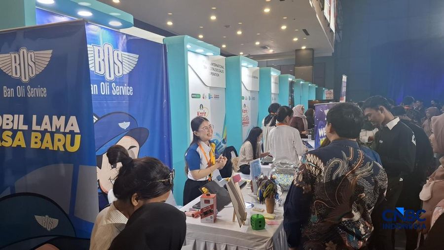 Sejumlah pencari kerja (pencaker) memenuhi bursa lowongan kerja (job fair) melalui Jakarta & Tenaga Kerja Mandiri (TKM) di Hall Smesco, Jakarta, Kamis (22/10/2026). (CNBC Indonesia/Chandra Dwi Pranata)