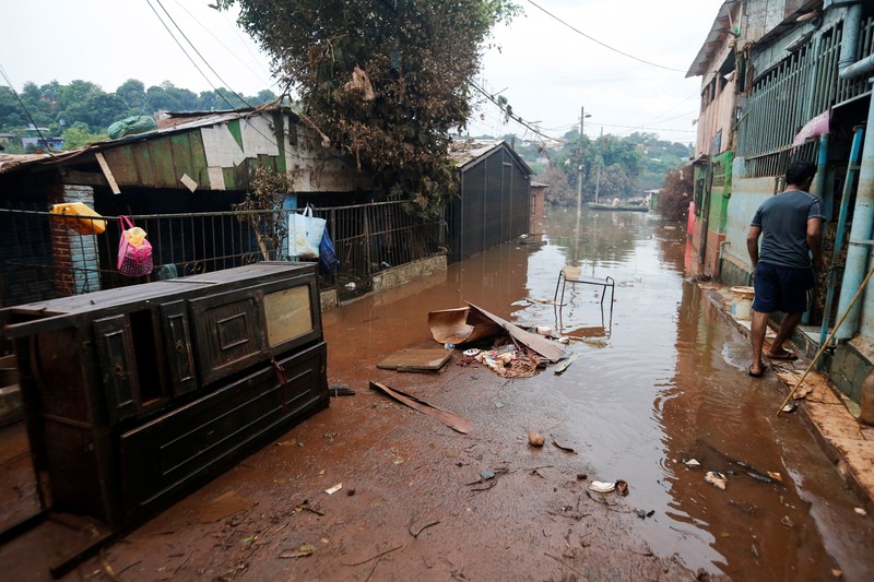 Tampilan dari drone memperlihatkan banjir di sepanjang Sungai Parana setelah hujan deras, di Ciudad del Este, Paraguay, 21 Oktober 2026. (REUTERS/Cesar Olmedo)