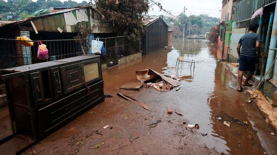 Seorang laki-laki berada di jalan di area nan terendam banjir setelah hujan deras menyebabkan banjir, di Ciudad del Este, Paraguay, 21 Oktober 2026. (REUTERS/Cesar Olmedo)