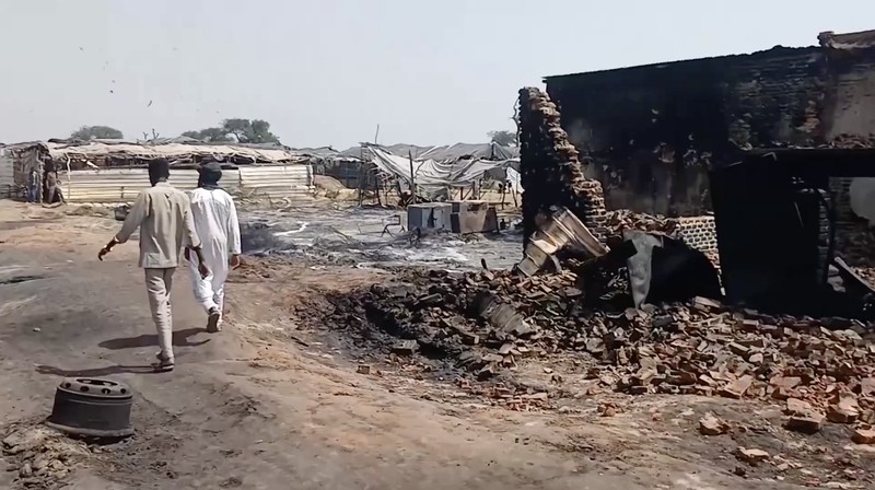 Reruntuhan sisa kebakaran di pasar Alneam akibat serangan pesawat nirawak (drone) di sebuah pasar di wilayah sengketa Abyei, yang terletak di sepanjang perbatasan antara Sudan Selatan dan Sudan, 20 Oktober 2026. (Obtained by Reuters/Handout via REUTERS)