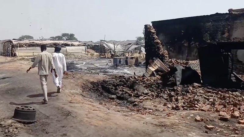 Serangan drone di wilayah sengketa Abyei pada Senin menewaskan 153 orang. Sehari setelah serangan, kendaraan hangus, bangunan hancur, dan api masih membakar area pasar pada Selasa (20/10/2026).