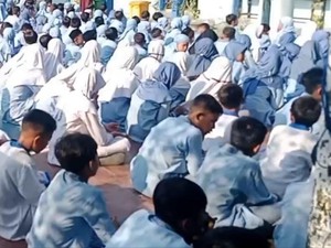 Siswa SD di Cirebon Kembali Sekolah, Doakan Korban Dugaan Keracunan MBG