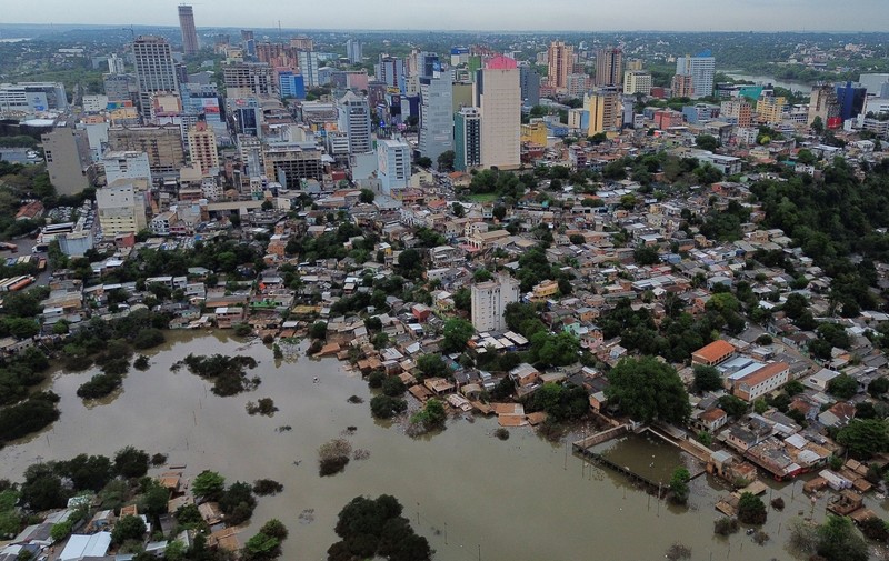 Tampilan dari drone memperlihatkan banjir di sepanjang Sungai Parana setelah hujan deras, di Ciudad del Este, Paraguay, 21 Oktober 2026. (REUTERS/Cesar Olmedo)