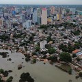 Tampilan dari drone memperlihatkan banjir di sepanjang Sungai Parana setelah hujan deras, di Ciudad del Este, Paraguay, 21 Oktober 2026. (REUTERS/Cesar Olmedo)