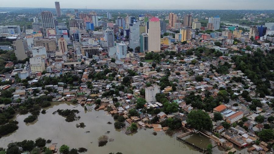 Tampilan dari drone memperlihatkan banjir di sepanjang Sungai Parana setelah hujan deras, di Ciudad del Este, Paraguay, 21 Oktober 2026. (REUTERS/Cesar Olmedo)