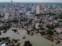 Tampilan dari drone memperlihatkan banjir di sepanjang Sungai Parana setelah hujan deras, di Ciudad del Este, Paraguay, 21 Oktober 2026. (REUTERS/Cesar Olmedo)