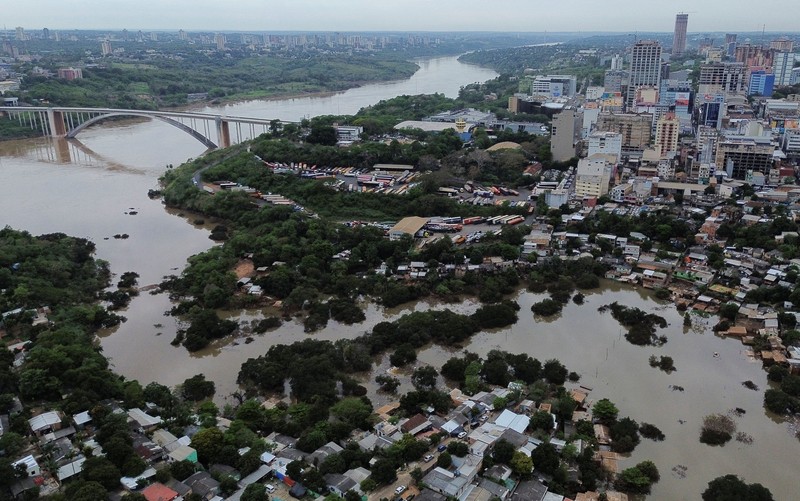 Tampilan dari drone memperlihatkan banjir di sepanjang Sungai Parana setelah hujan deras, di Ciudad del Este, Paraguay, 21 Oktober 2026. (REUTERS/Cesar Olmedo)