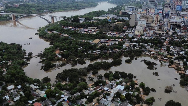 Tampilan dari drone memperlihatkan banjir di sepanjang Sungai Parana setelah hujan deras, di Ciudad del Este, Paraguay, 21 Oktober 2026.