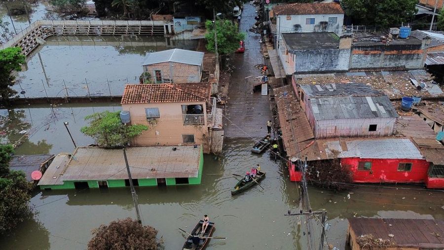 Tampilan dari drone memperlihatkan orang-orang berjalan menggunakan perahu melewati area permukiman nan terendam banjir setelah hujan deras, di Ciudad del Este, Paraguay, 21 Oktober 2026.