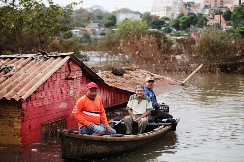 Tampilan dari drone memperlihatkan banjir di sepanjang Sungai Parana setelah hujan deras, di Ciudad del Este, Paraguay, 21 Oktober 2026. (REUTERS/Cesar Olmedo)