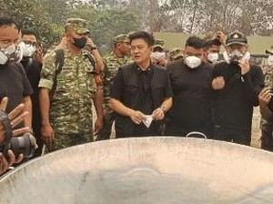 Bobon Santoso Masak Besar untuk Pejuang Karhutla di Tumbang Nusa Pulpis