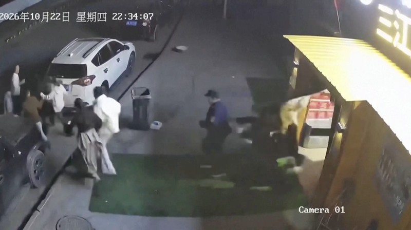 Dalam sebuah video terekam detik-detik sejumlah warga berhamburan keluar dari rumah saat Gempa bumi dengan magnitudo 7 melanda wilayah barat daya Tibet, China, sekitar pukul 22:33 malam, Kamis waktu setempat. (Tangkapan Layar Video AFP/CCTV)