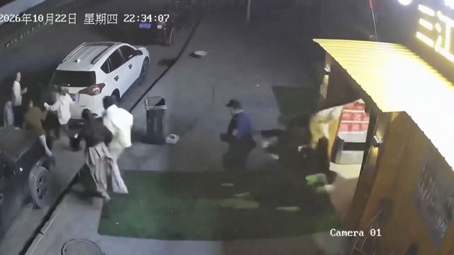 Dalam sebuah video terekam detik-detik sejumlah warga berhamburan keluar dari rumah saat Gempa bumi dengan magnitudo 7 melanda wilayah barat daya Tibet, China, sekitar pukul 22:33 malam, Kamis waktu setempat. (Tangkapan Layar Video AFP/CCTV)