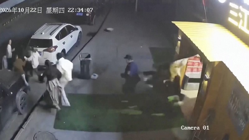 Dalam sebuah video terekam detik-detik sejumlah warga berhamburan keluar dari rumah saat Gempa bumi dengan magnitudo 7 melanda wilayah barat daya Tibet, China, sekitar pukul 22:33 malam, Kamis waktu setempat. (Tangkapan Layar Video AFP/CCTV)